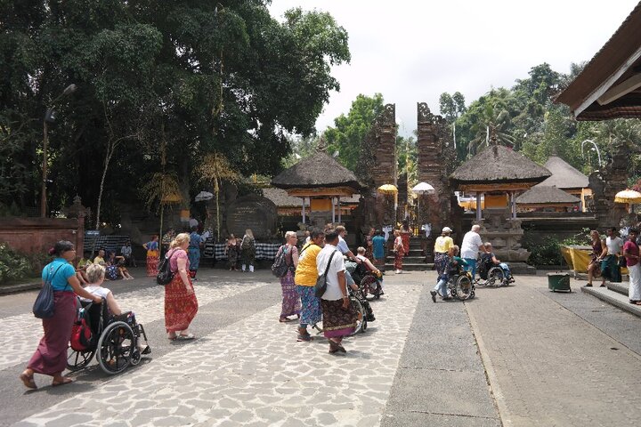 IndonesiÃ« - Reizigers bij tempel - Vakanties voor mensen met een lichamelijke beperking