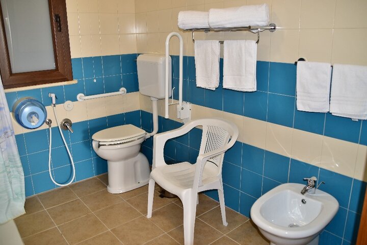 SiciliÃ« - Badkamer - Mundorado begeleide vakanties voor mensen met een lichamelijk beperking