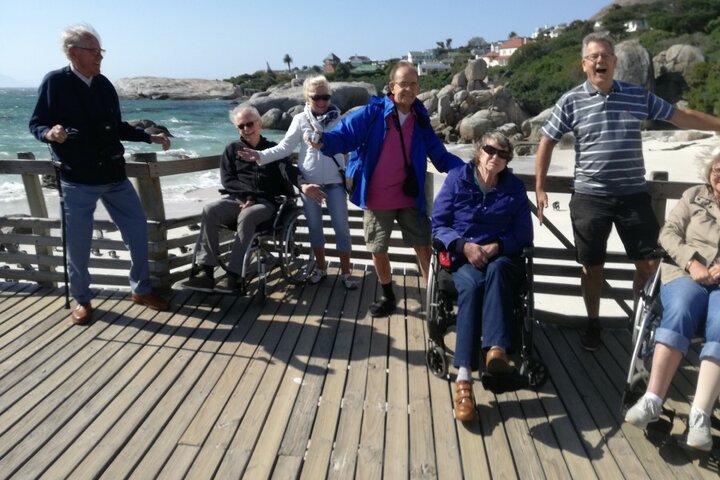 Zuid-Afrika - Groepsfoto op steiger - MundoRado reizen begeleide vakanties voor mensen met een lichamelijke beperking of NAH
