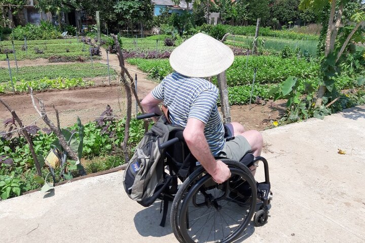Vietnam - Reiziger met hoed - Mundorado begeleide vakanties voor mensen met een lichamelijk beperking