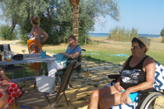 Grieks Macedonie -Dames aan strand - Mundoradoreizen begleide vakanties voor mensen met een lichamelijke beperking of NAH