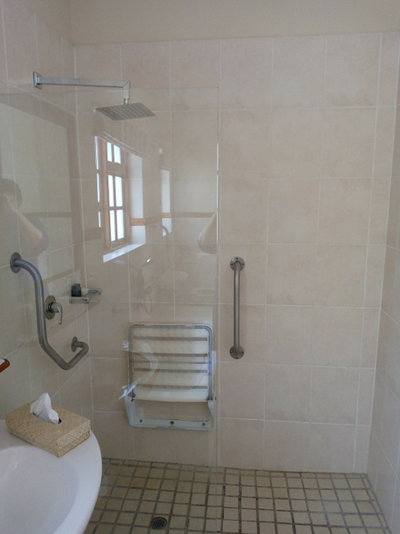 Zuid-Afrika - Voorbeeld aangepaste badkamer Noordhoek Hotel - MundoRadoReizen begeleide vakanties voor mensen met een beperking