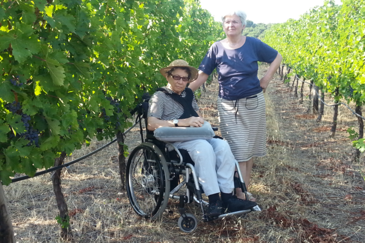 Grieks Macedonie - Dames in wijngaard - Mundoradoreizen begleide vakanties voor mensen met een lichamelijke beperking of NAH