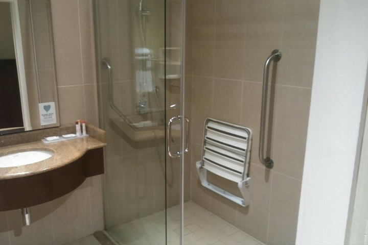 Zuid-Afrika - Voorbeeld aangepaste badkamer Barbara City Lodge Johannesburg - MundoRadoReizen begeleide vakanties voor mensen met een beperking
